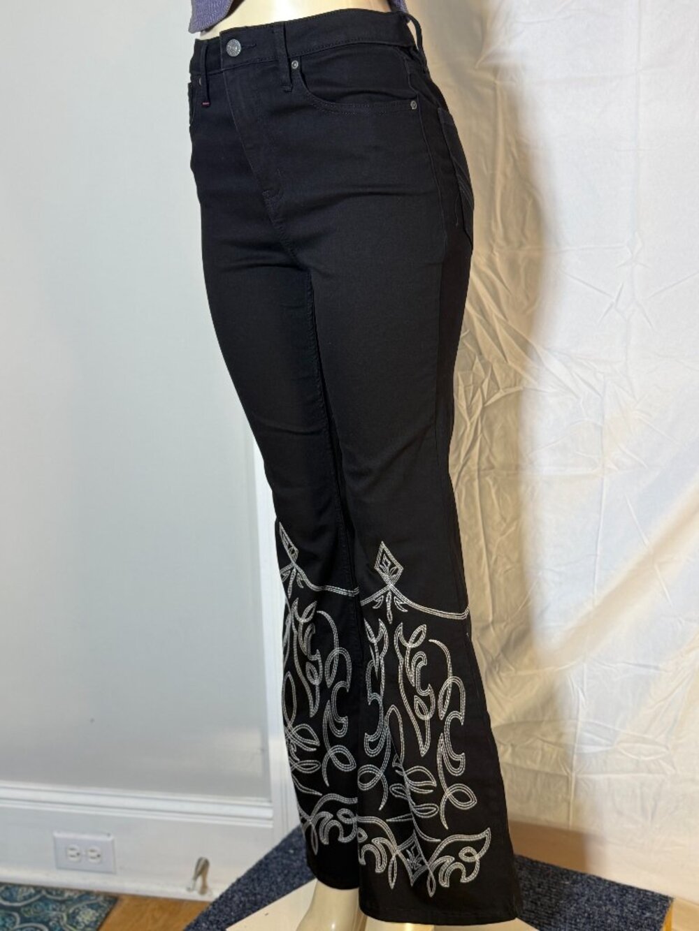 Idyllwind Gypsy HiRise Flare W/ white embroidered designs on legs. Women's 8/32L